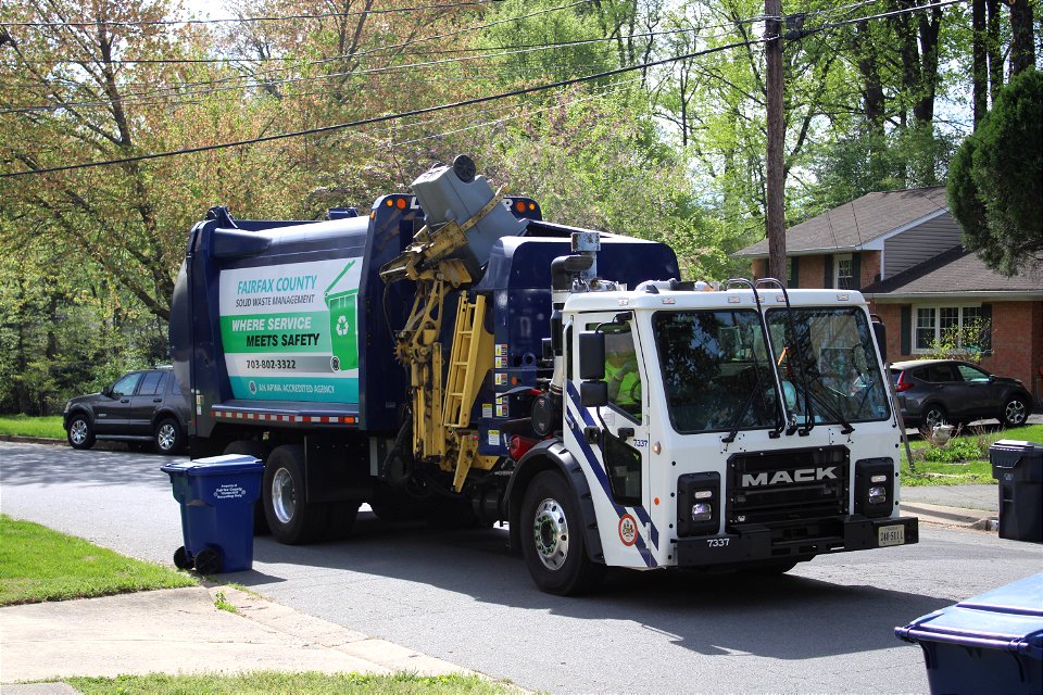 Fairfax County Truck 7337 | Mack LR Loadmaster Eclipse