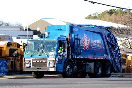 Republic Services truck 2215 | Mack LR McNeilus Heavy Duty