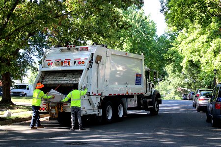Fairfax City truck 671 doing trash | Mack 64BR Heil DP5000