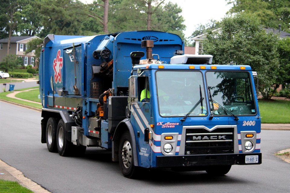 Republic Services truck 2400 | Mack LEU Labrie Helping Hand photo