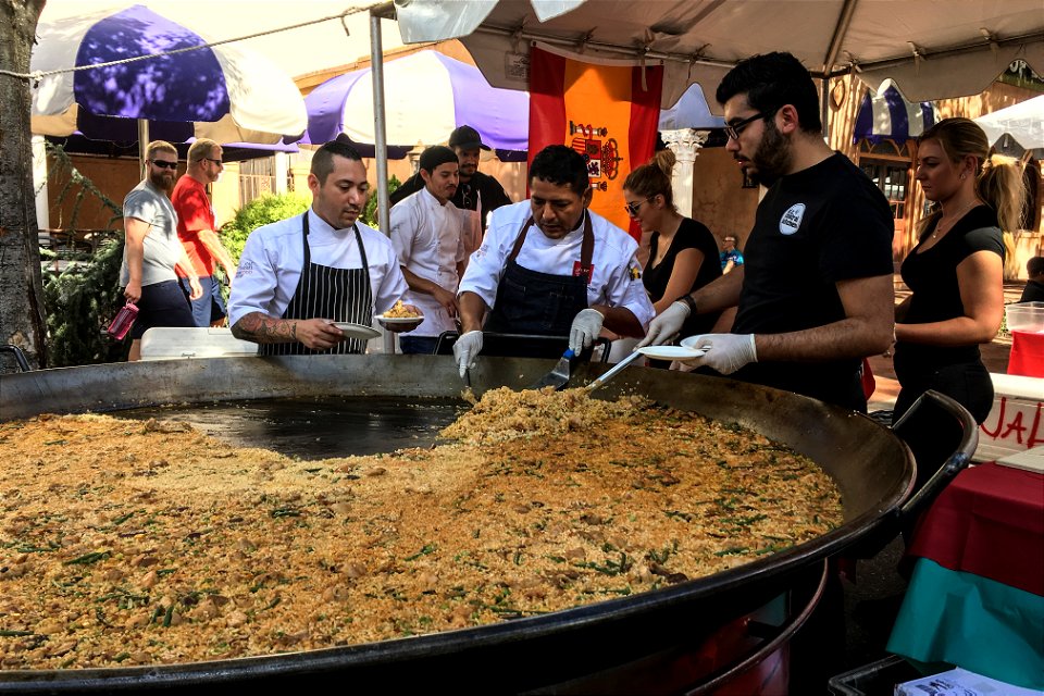 giant plate paella