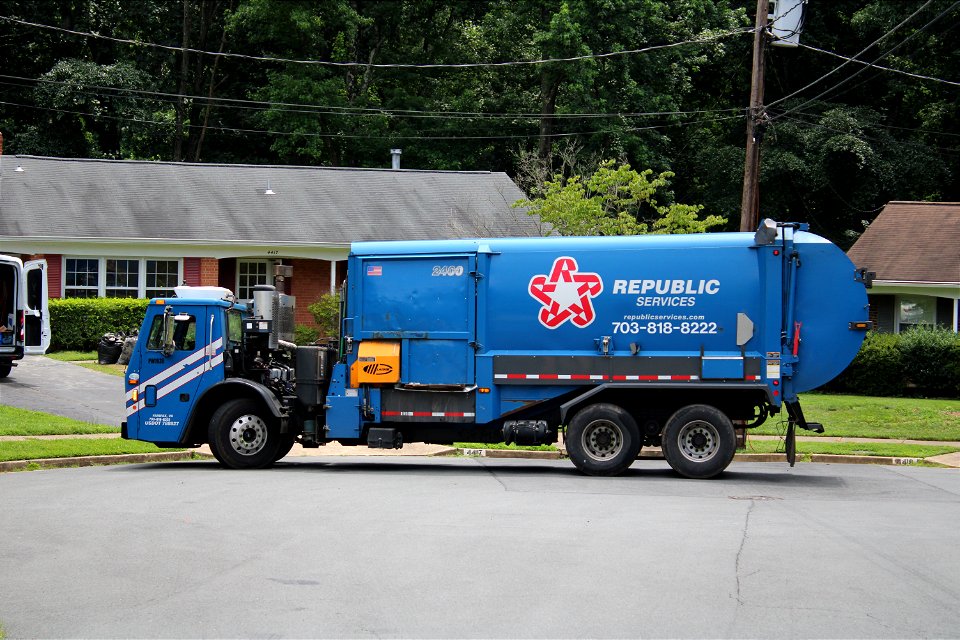 Republic Services truck 2400 photo