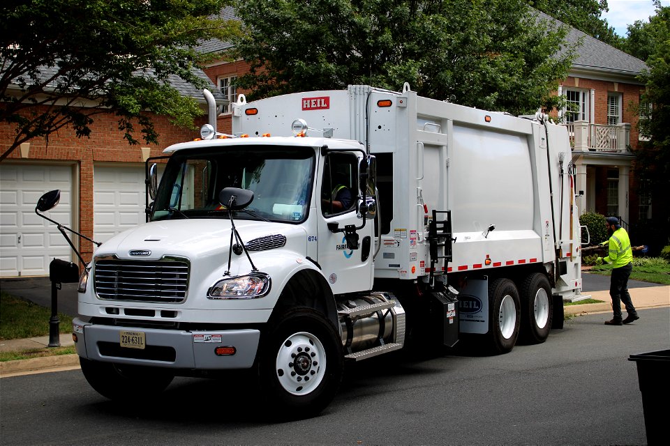 Fairfax City truck 674 | Brand New Freightliner M2 Heil DP5000 photo