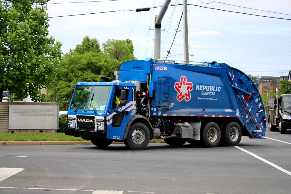 Republic Services truck 2215 | Brand New Mack LR Mcneilus RL