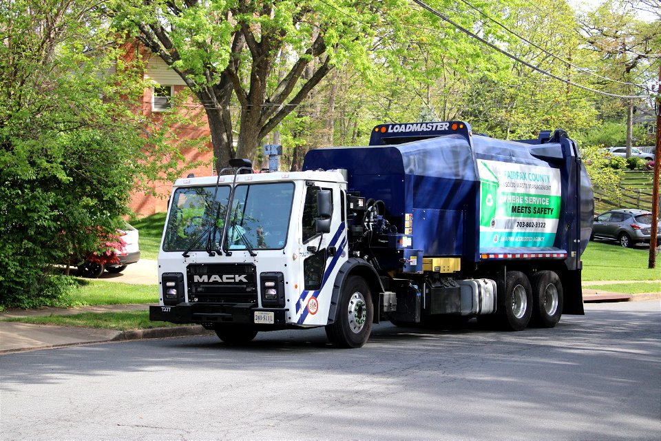 Fairfax County Truck 7337 | Mack LR Loadmaster Eclipse