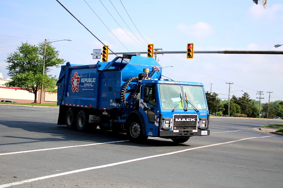 Republic Services truck 2431 | Mack LR Heil Commander