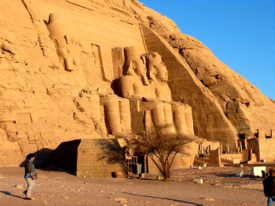 Entrée du temple mortuaire de Ramsès II dédié à Ptah Amon et Rê XVIIIè dynastie