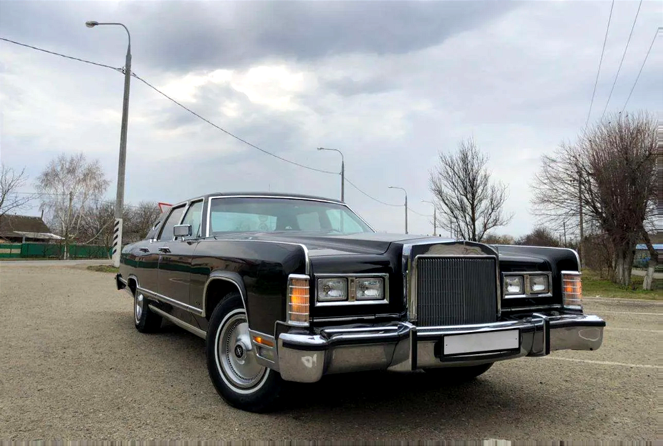 Late 1970s Lincoln with quad square headlights, no covers