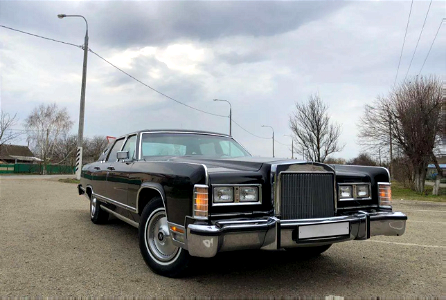 Late 1970s Lincoln with quad square headlights, no covers
