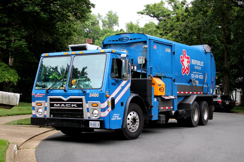 Republic Services truck 2400 | Mack LEU Labrie Helping Hand photo