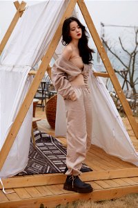 歐陽娜娜  I 愛奇藝晚會火辣造型失算！緊身像「內衣褲外露」，擺拍效果全變調。 4  at110-1