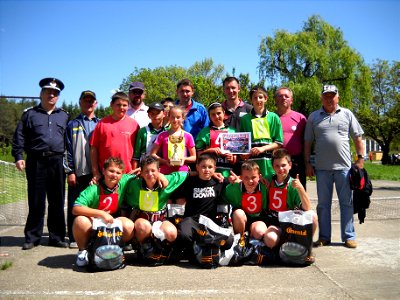 Poză de grup cu copii si șefii de lot participanti la concurs, cod DSCN0414