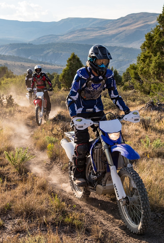 racer on mountain bike participates in race