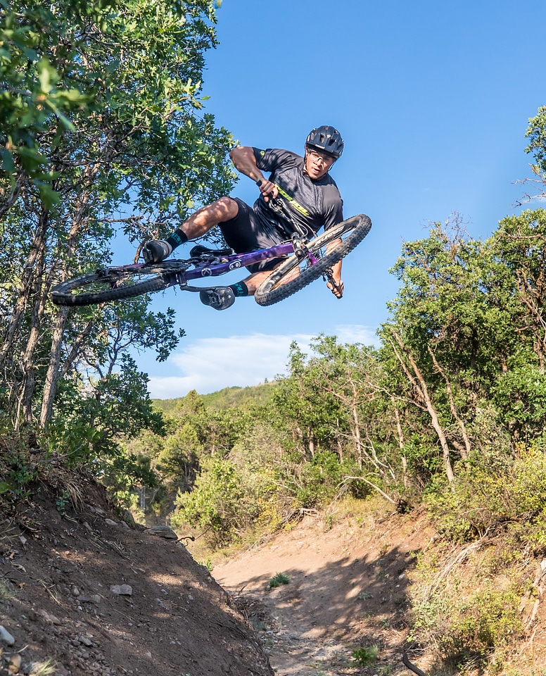 racer on mountain bike participates in race