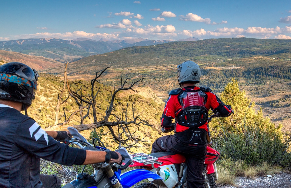 racer on mountain bike participates in race