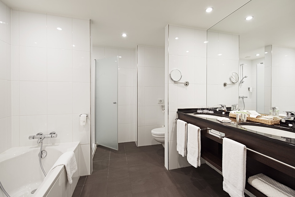 Hotel Bathroom Suite