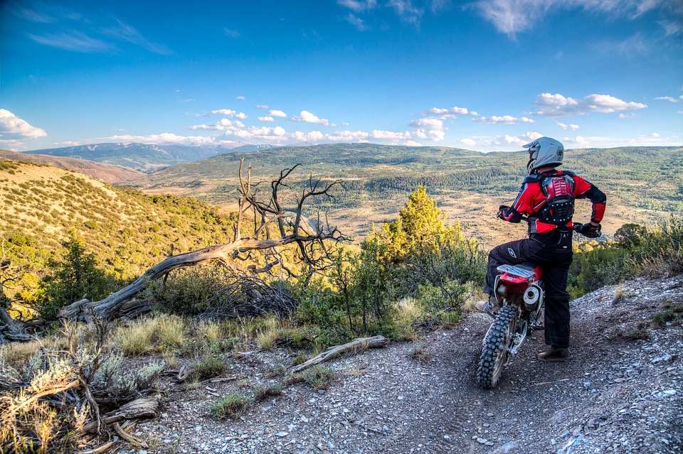 racer on mountain bike participates in race