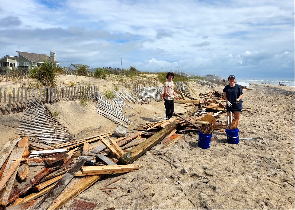 Volunteers at beach cleanup 05-14-2022