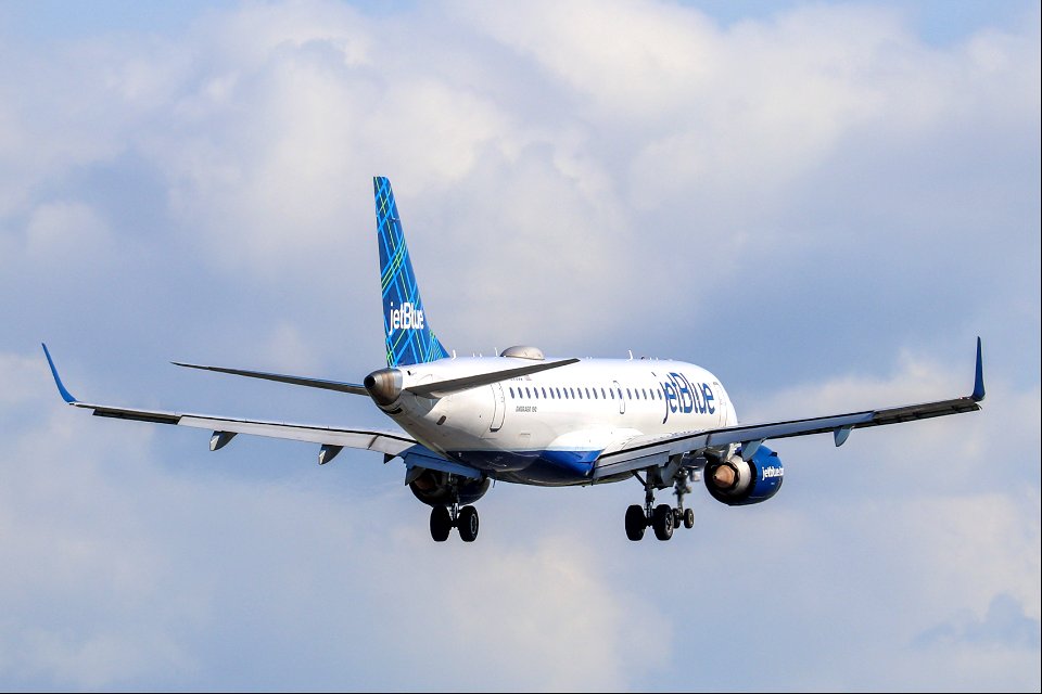 JetBlue E190 arriving at BOS