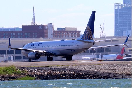 United Airlines 737-800 departing BOS photo