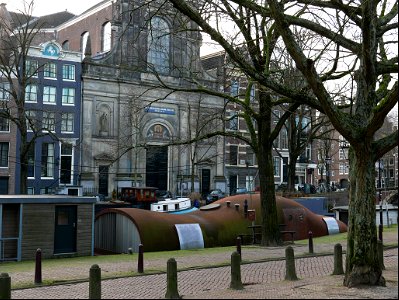 Facade of Church De Duif (The Pigeon) along the old canal Prinsengracht; free photo Amsterdam, Fons Heijnsbroek photo