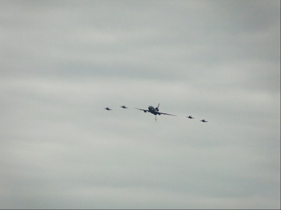 KDC-10 en 4x F-16
