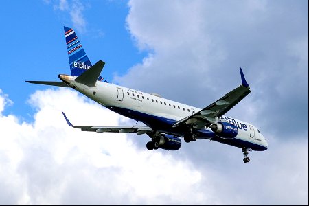 JetBlue E190 arriving at BOS