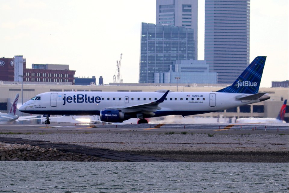 JetBlue E190 at BOS