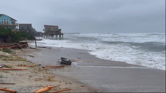 Videos taken near the site of the house collapse at 24235 Ocean Dr, Rodanthe 05-10-2022
