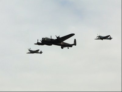 BBMF Avro Lancaster en 2x Supermarine Spitfire photo