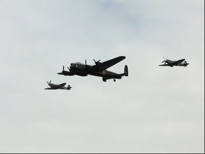 BBMF Avro Lancaster en 2x Supermarine Spitfire