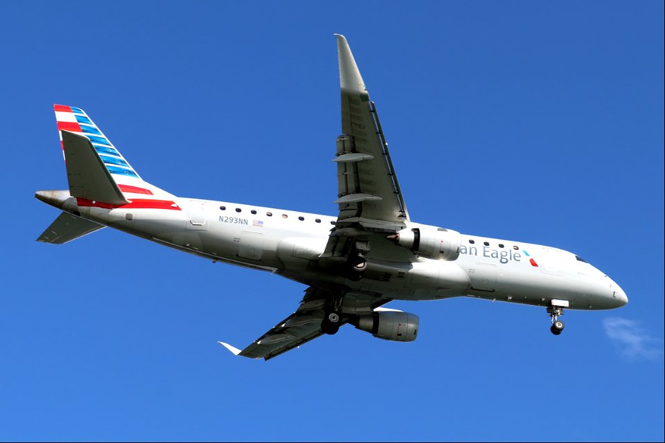 American Eagle E175 arriving at BOS