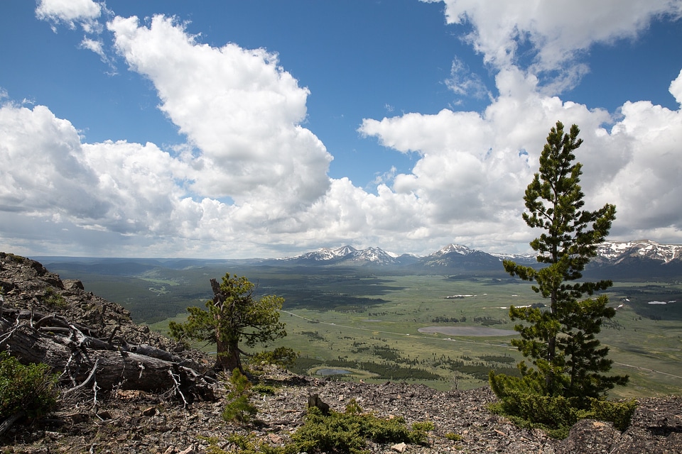 Bunsen peak hiking trail with beautiful landscape views