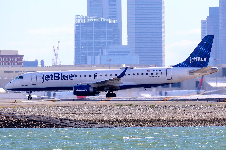 JetBlue E190 departing BOS