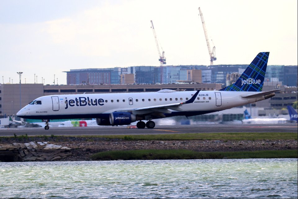 JetBlue E190 at BOS