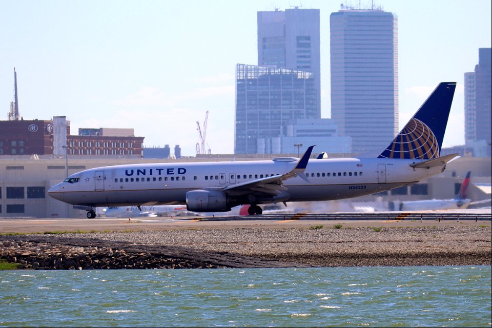United Airlines 737-800 departing BOS