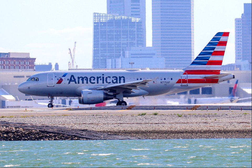 American Airlines A319-100 departing for BOS