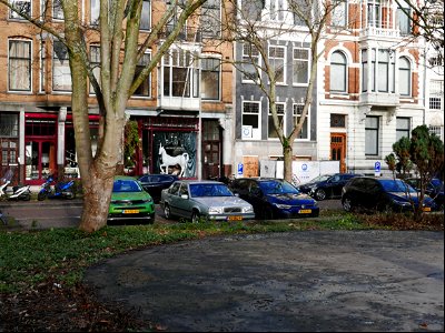 House facades and park trees in sunlight of winter; Amsterdam city at Frederiksplein; free photo Amsterdam by Fons Heijnsbroek, 2022.UNSPL!! 01-2022 300dpi