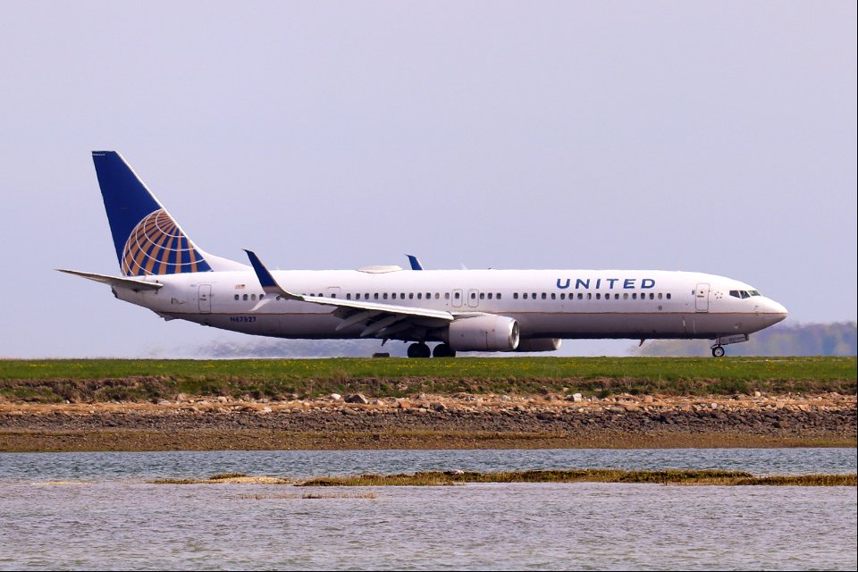 United Airlines 737-900 arriving at BOS