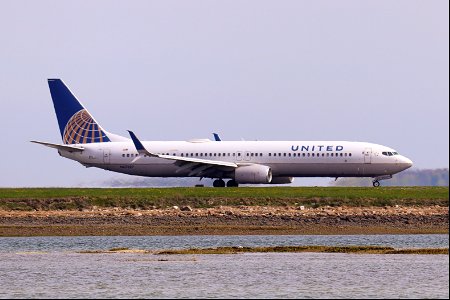United Airlines 737-900 arriving at BOS photo