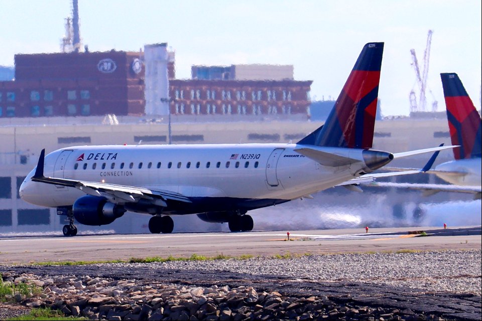 Delta Connection E175 departing BOS