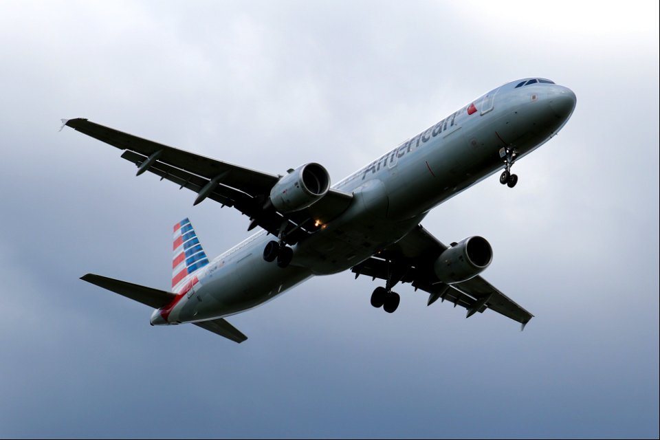 American Airlines A321-200 arriving at BOS