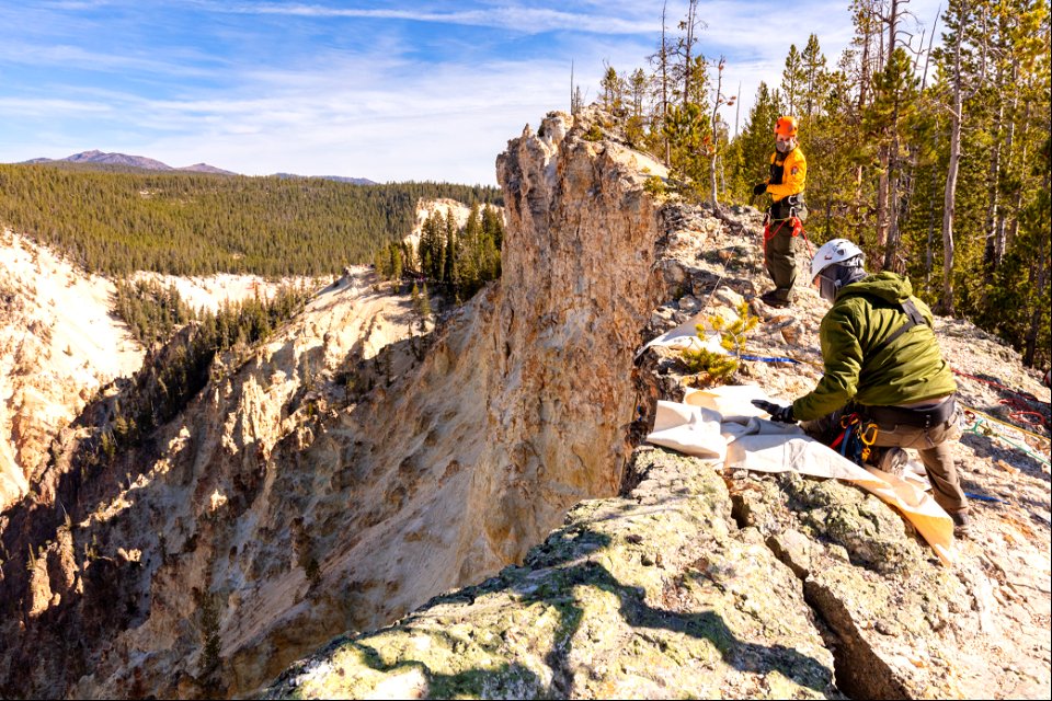 High-angle search & rescue training in Canyon: setting edge protection (2)