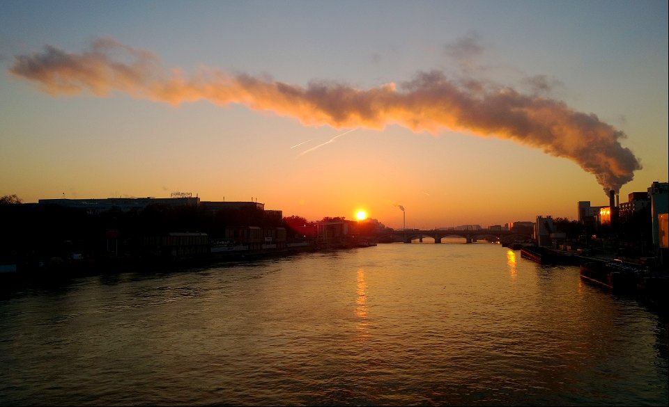 Sunrise on river Seine