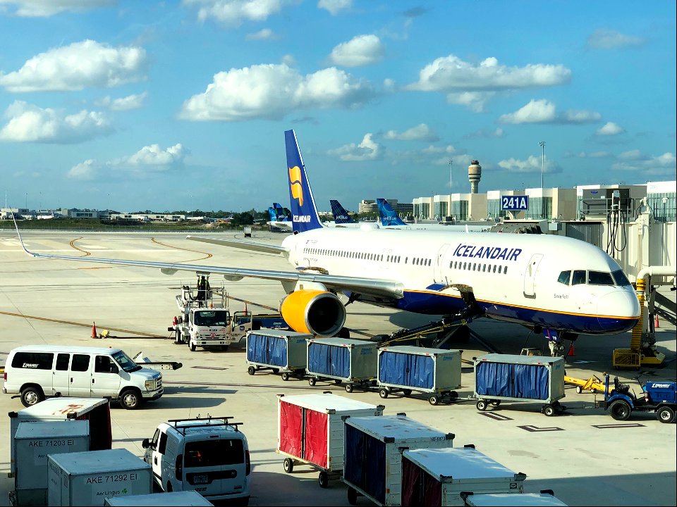 Icelandair 757-200 at MCO