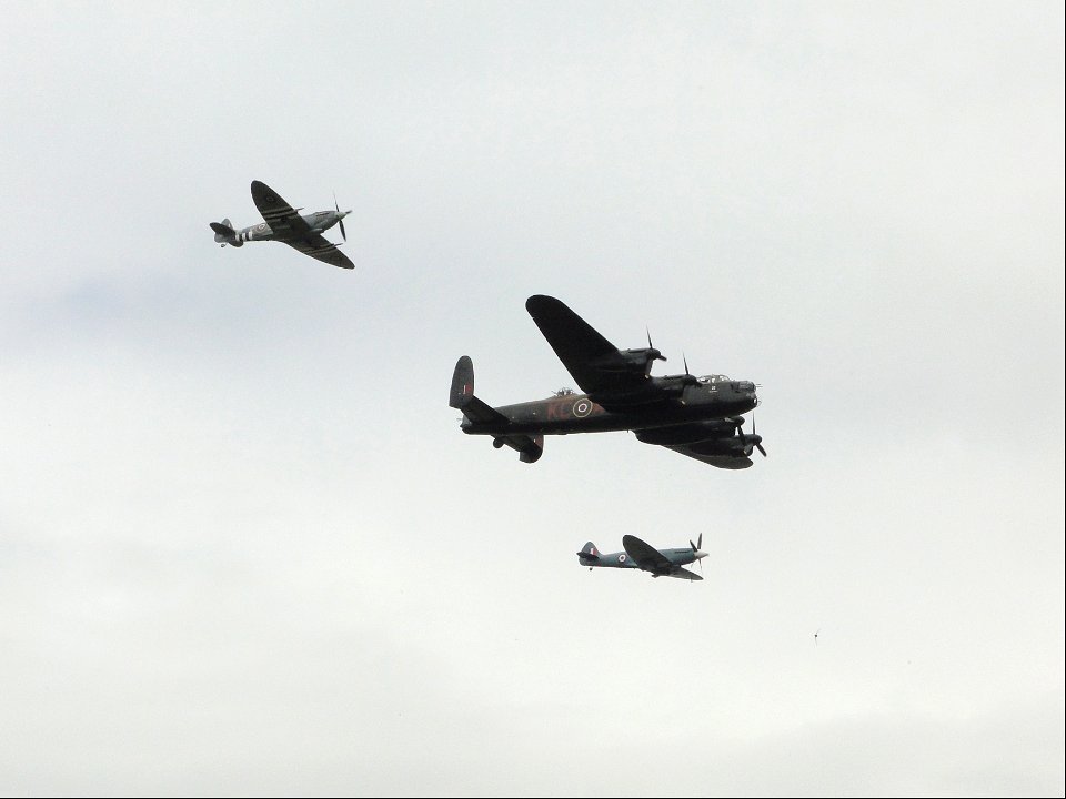 BBMF Avro Lancaster en 2x Supermarine Spitfire