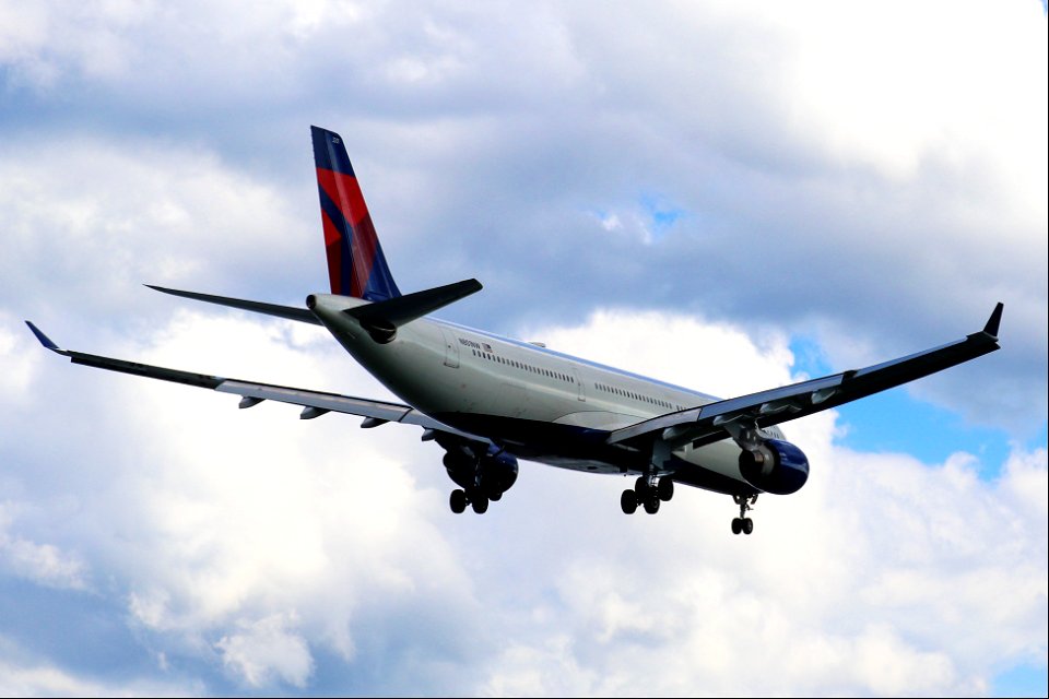 Delta Air Lines A330-300 arriving at BOS