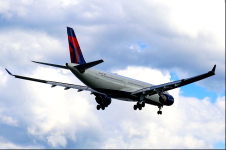 Delta Air Lines A330-300 arriving at BOS
