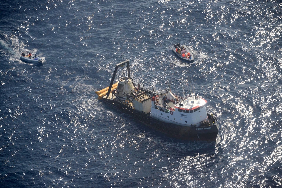 spacecraft splashed down in the Pacific Ocean