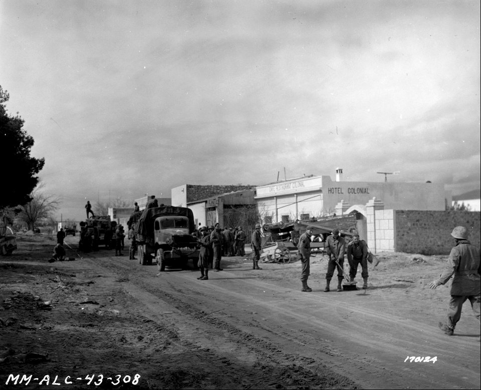 SC 170124 - Advance echelon of engineers working their through Tunisia. 26 February, 1943.